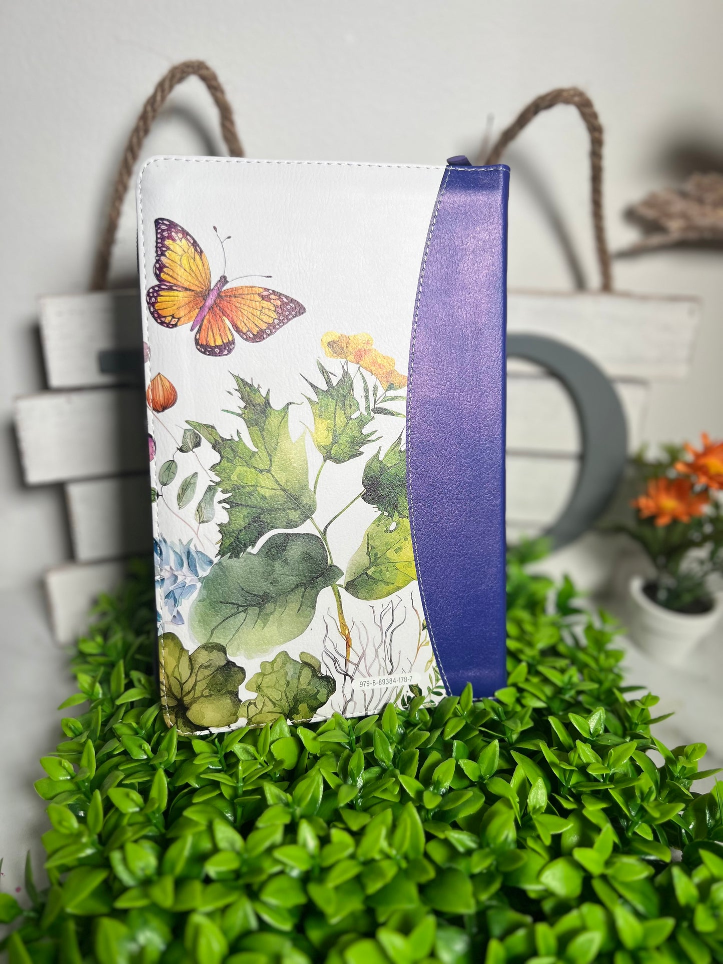 Biblia para Mujeres Letra Grande 12 puntos con cierre y canto floral RV1960 jardin purpura floral con indice
