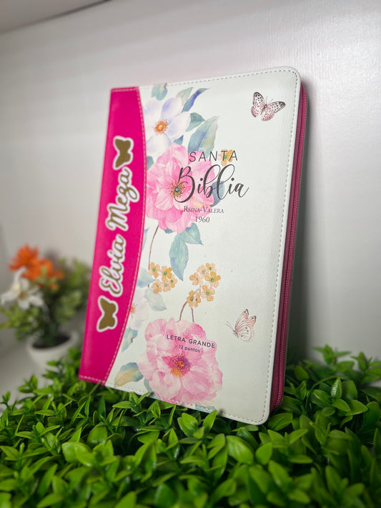 Biblia de Mariposas para Mujeres Letra Grande con Cierre RV1960 fucsia floral la personalizamos a tu gusto