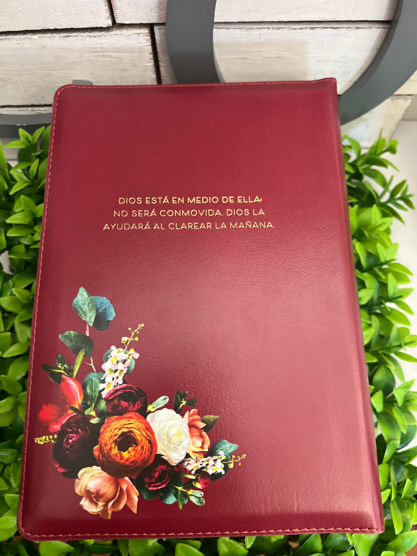 Nueva Biblia para Mujeres Reina Valera 1960 Letra Gigante de 14 Puntos Tamano Manual con Cierre y Indice Semil Piel Granada con flores Edicion Limitada