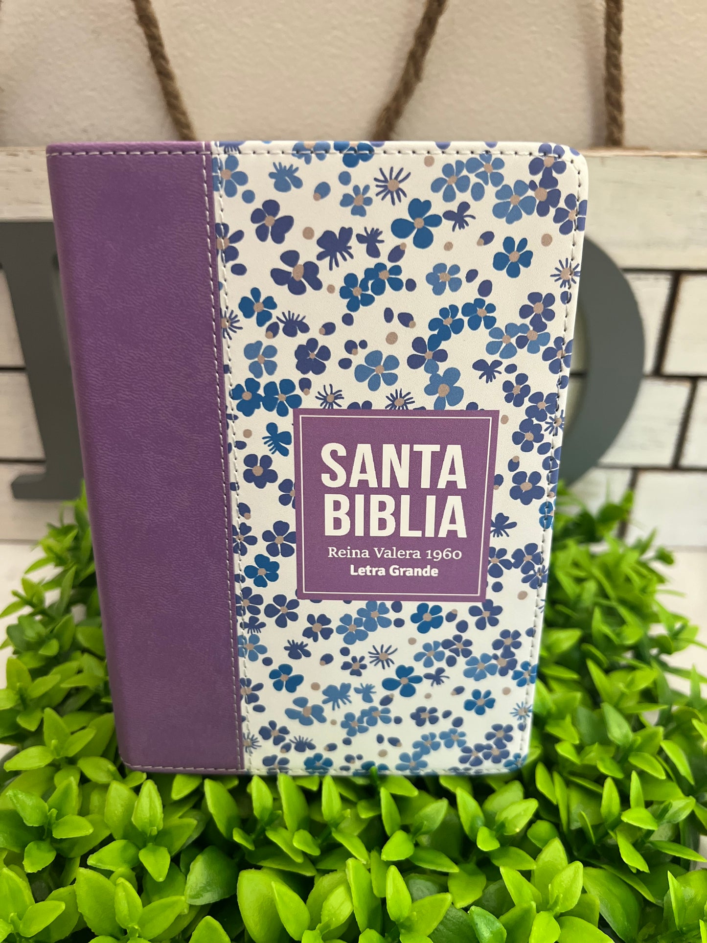Biblia RVR 1960 Compacta Símil Piel Flores Lila Claro
